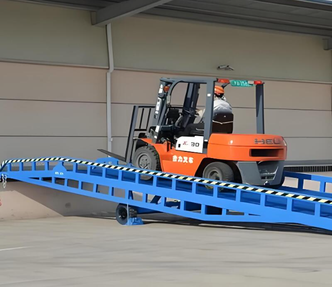 焦作移动式卸货平台（叉车用）